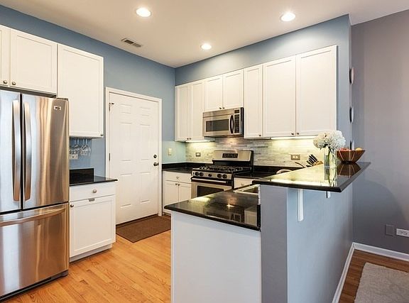 5th image of 2551 W Ainslie St APT 2