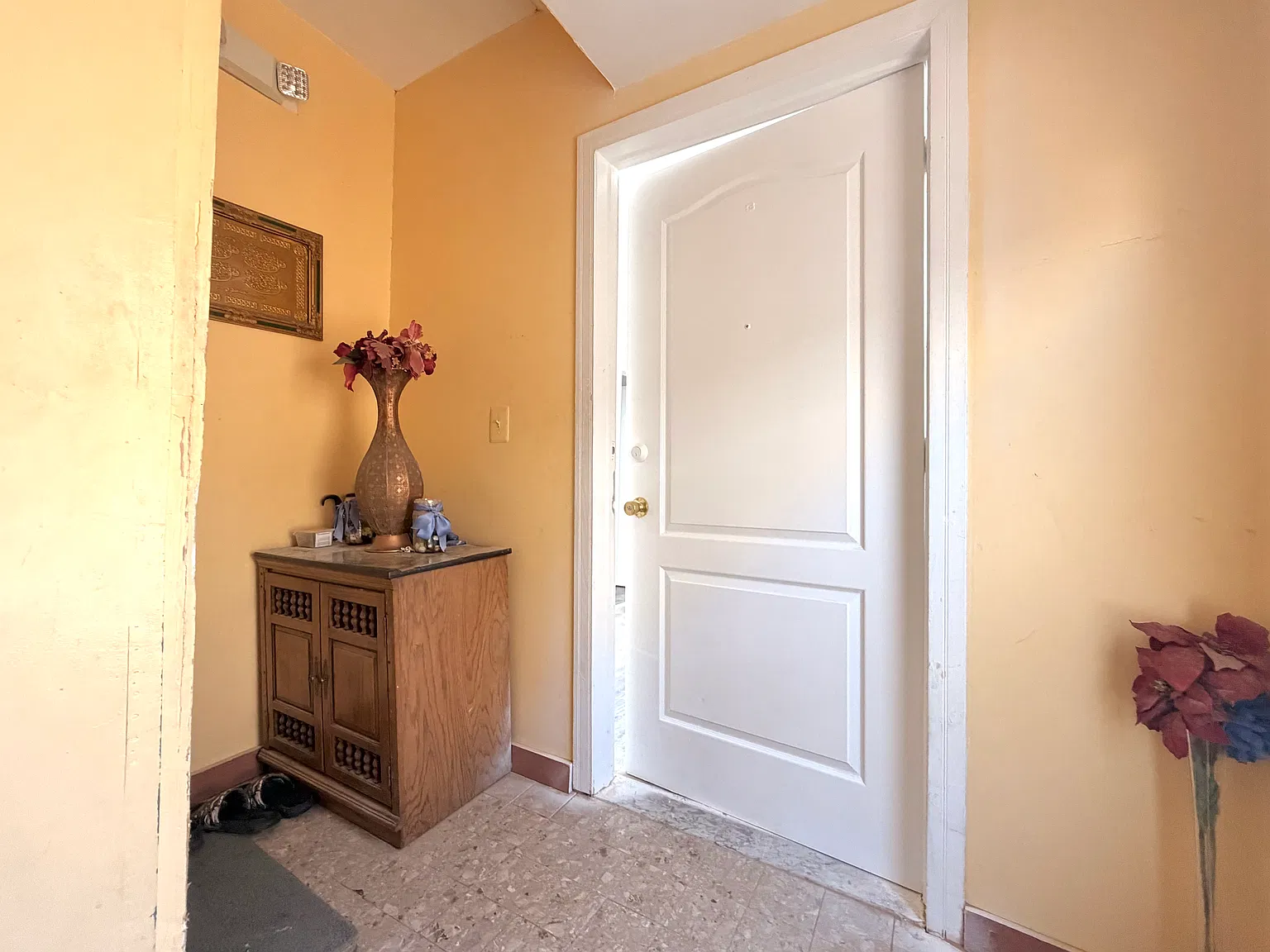 3 bed, 800 sqft, $2,200 — Photo 1