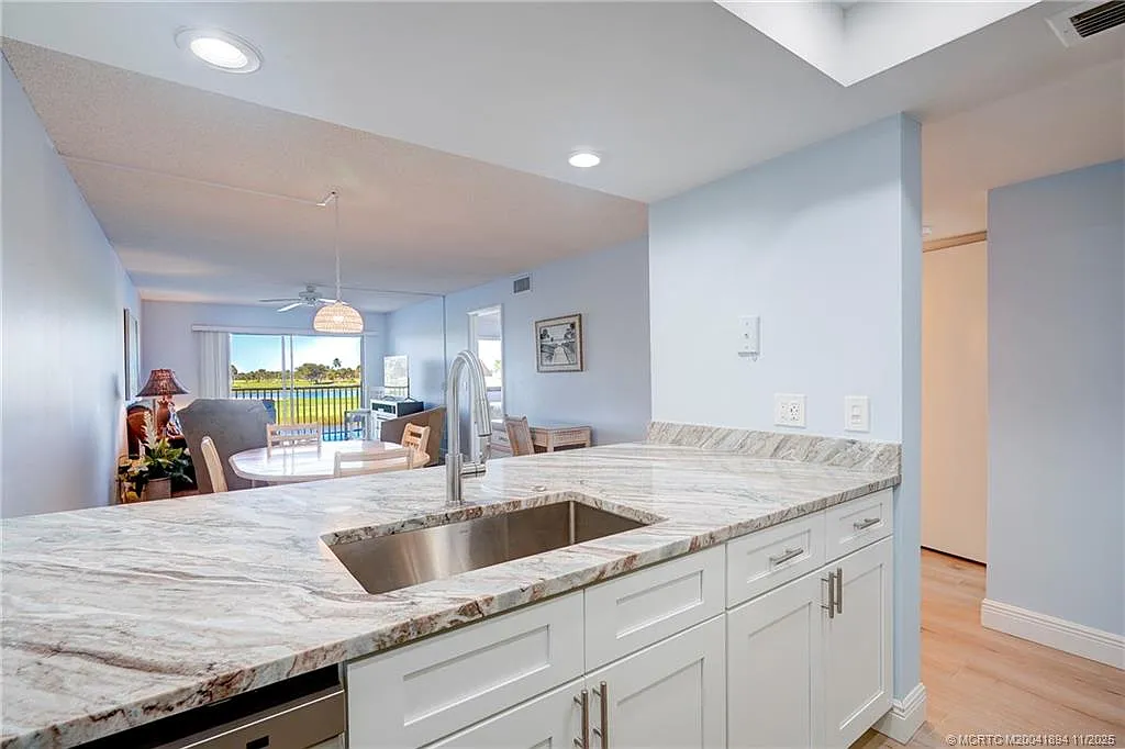 2 bed, 2.0 bath, 1039 sqft, $6,000 — Photo 4