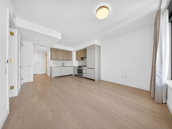 4th image of 3 Court Sq APT 5005