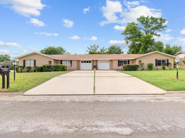 202 Manor Dr, Kerrville, TX 78028