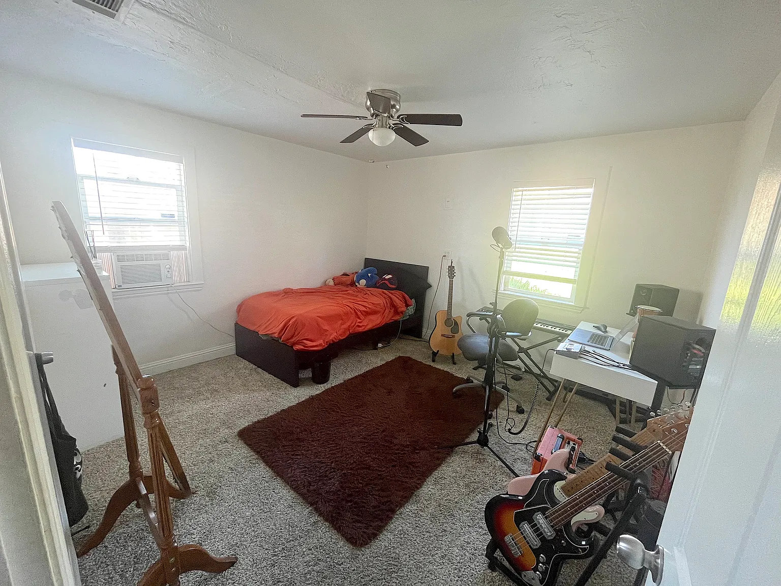 3 bed, 2100 sqft, $950 — Photo 2