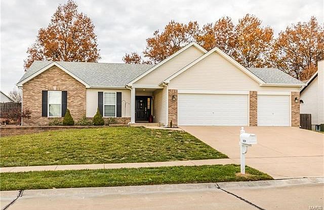 Welcome to 1429 Sunview Dr.  Notice the new architectural shingle roof and the new landscaping wall!