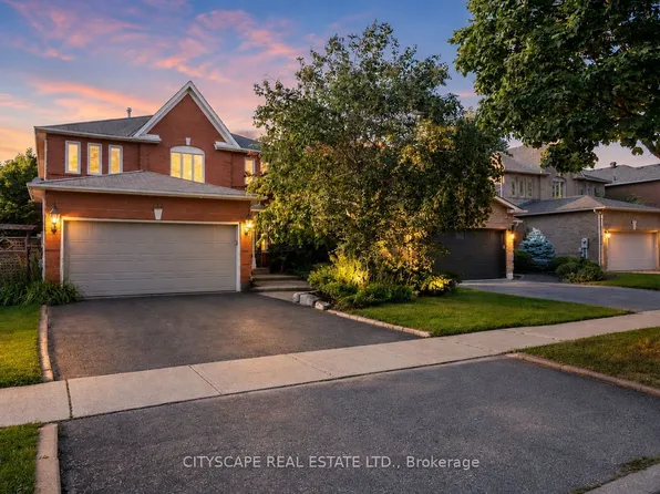 112 Mulholland Dr, Vaughan, ON L4J 7T8