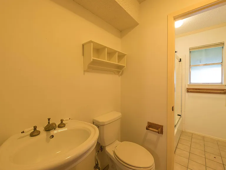 701 The High Rd #A — Photo 18