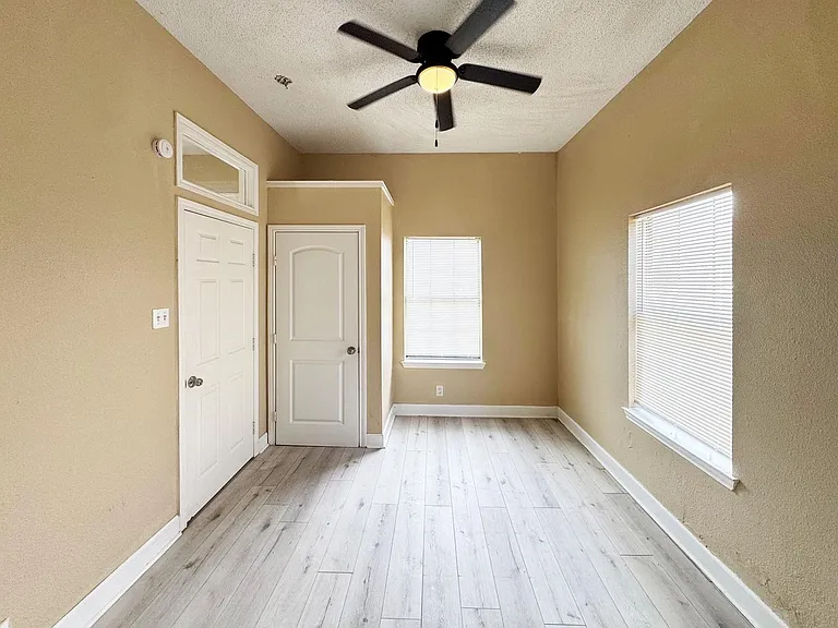 3621 Winnie St — Photo 9