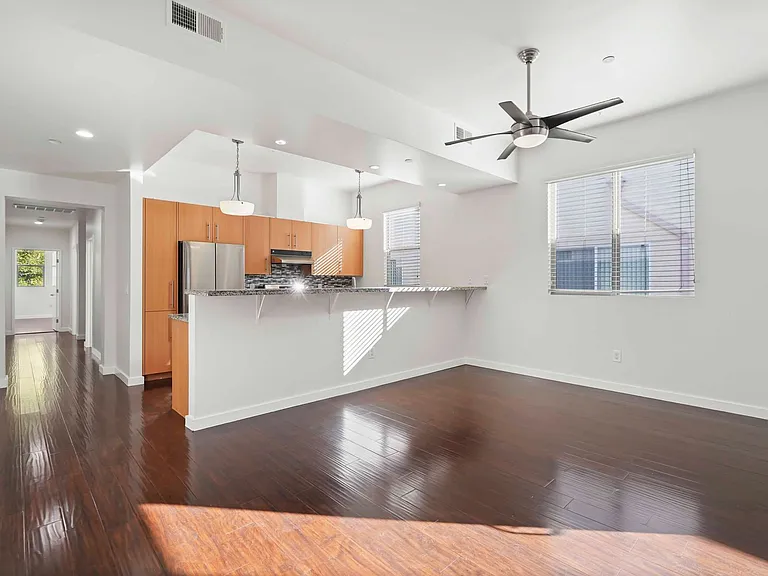 6462 Woodley Ave — Photo 34