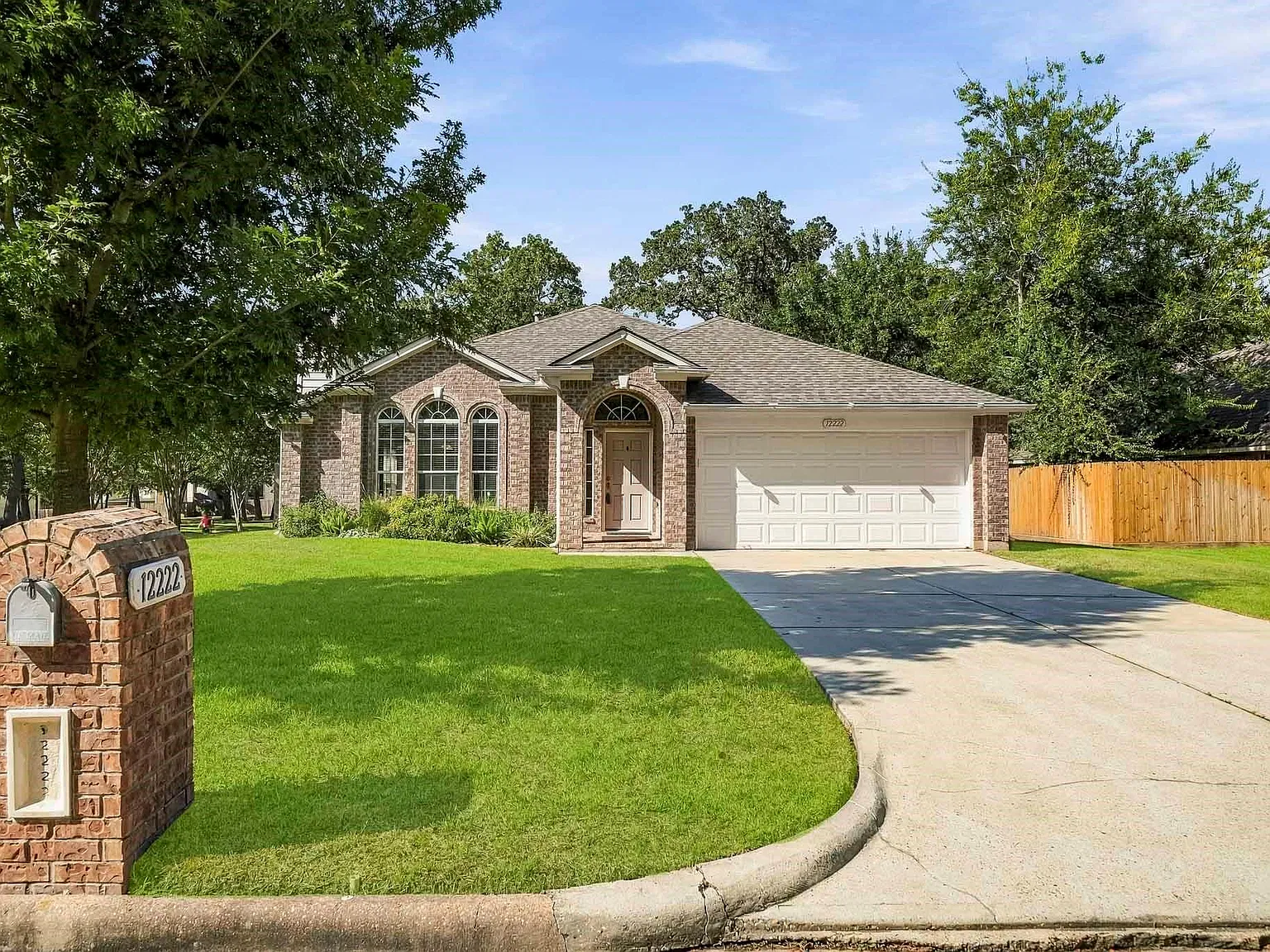 3 bed, 2.0 bath, 1823 sqft, $2,150 — Photo 3