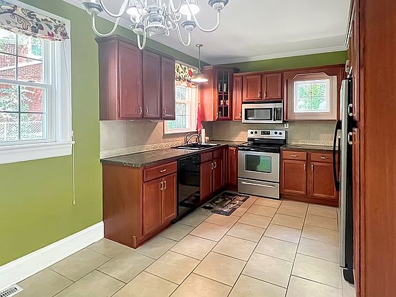 4th image of 108 Manchester Ave