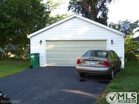 3rd image of 9 E Hazelwood Ct