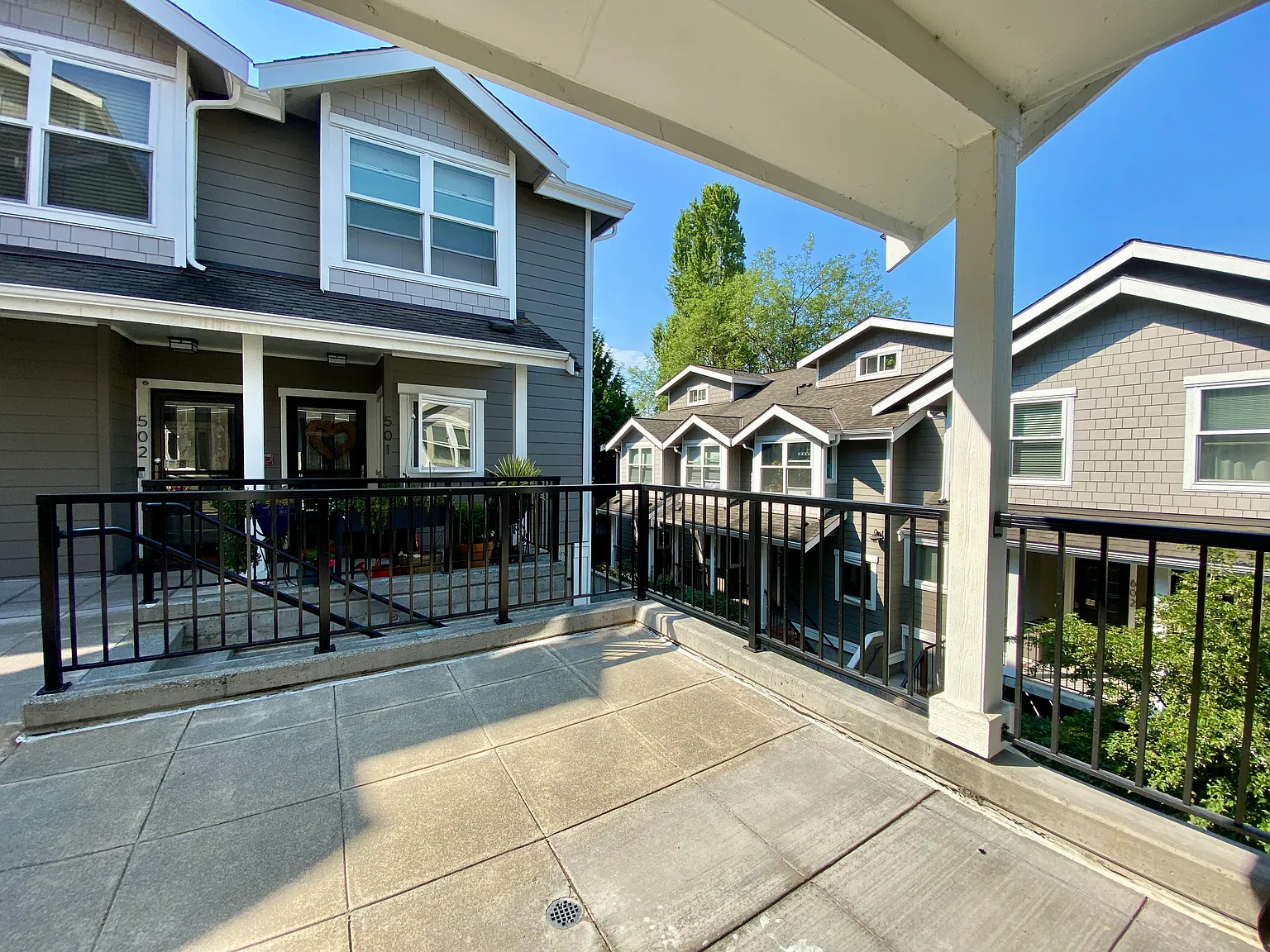 3 bed, 2.5 bath, 1054 sqft, $2,500 — Photo 3