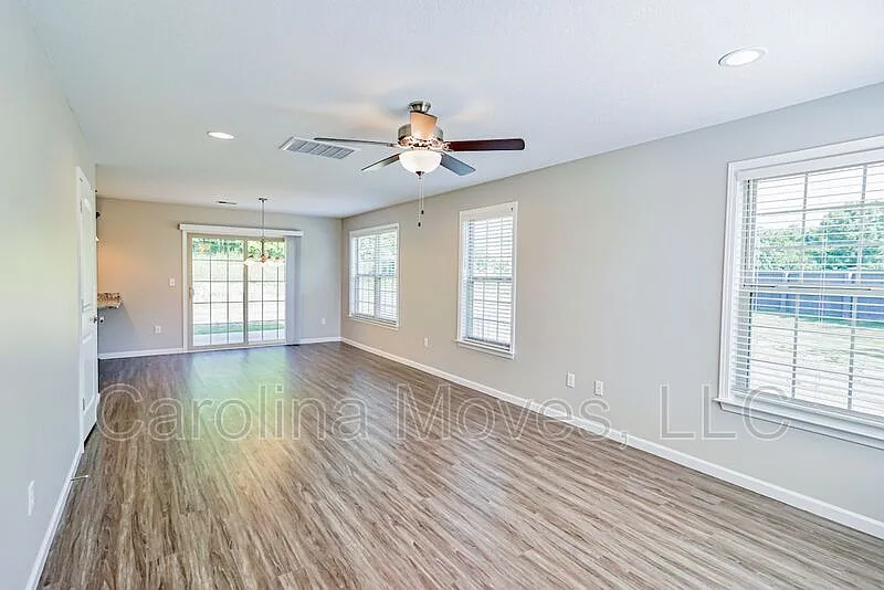 4 bed, 2.5 bath, 1642 sqft, $1,825 — Photo 3