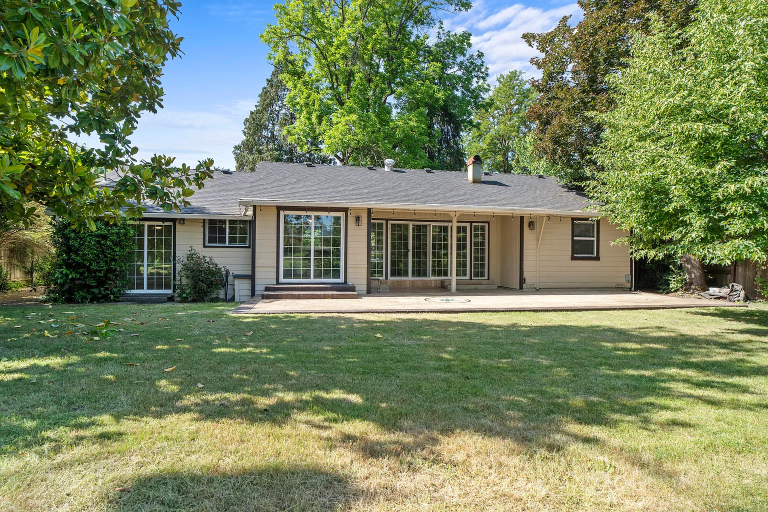 506 Edgewater Dr photo 1