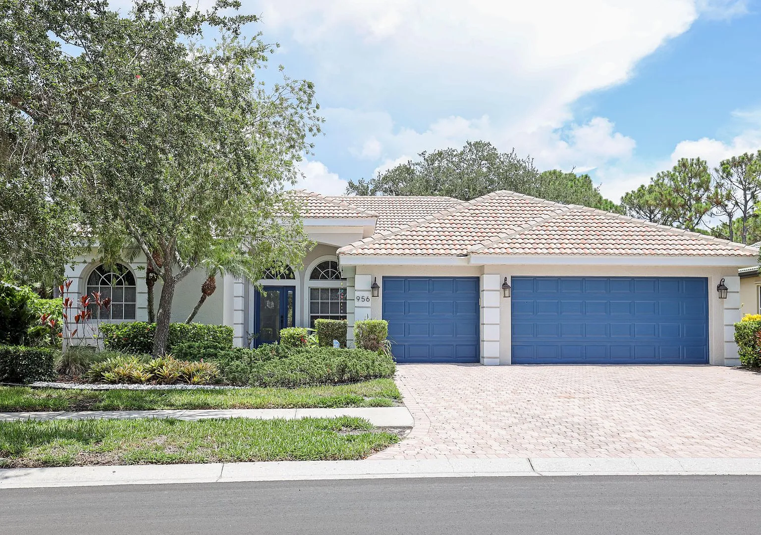 Stunning 4 Bedroom Fully Furnished Annual Rental w/ Heated Pool & 3-Car Garage In Osprey — Photo 1