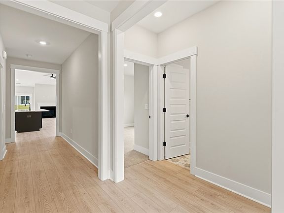 3rd image of 258 Creekside Cir