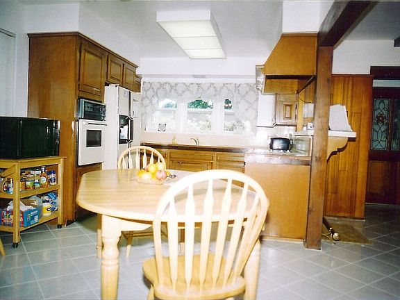 Kitchen with Porcelain Tile
