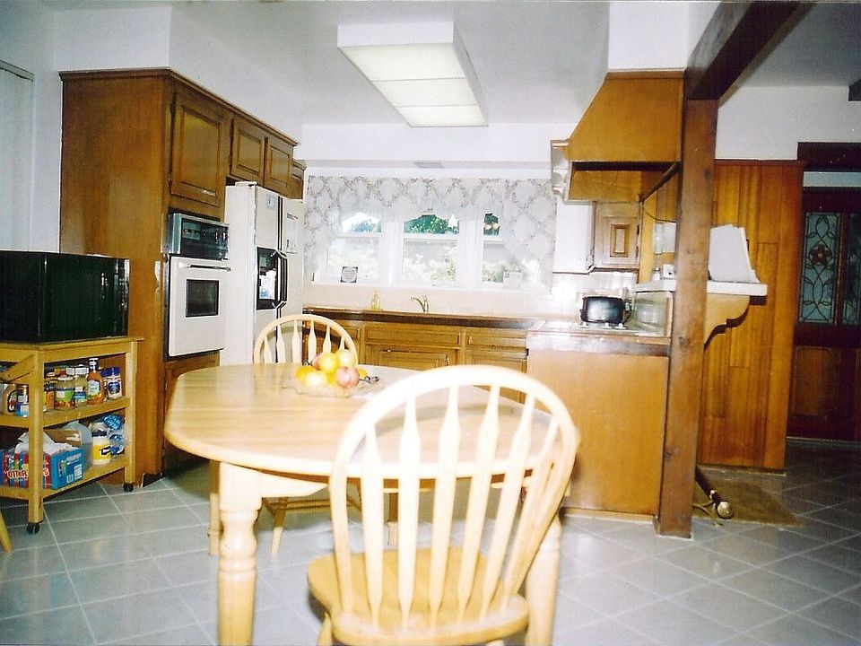 Kitchen with Porcelain Tile