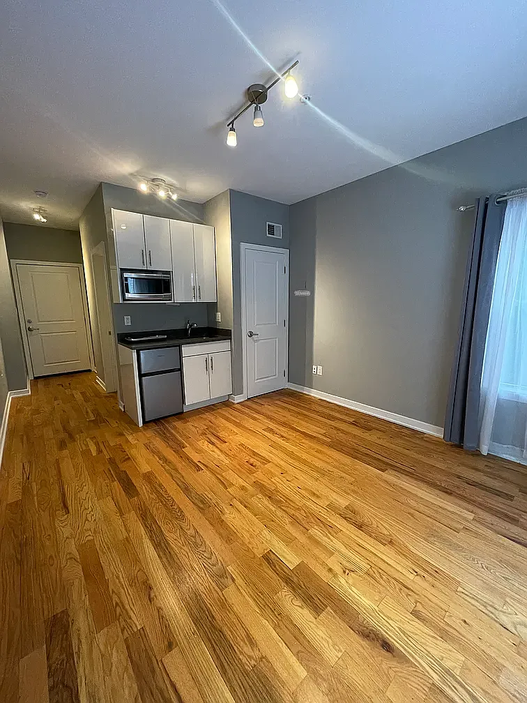Studio, $875 — Photo 1