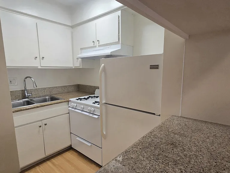 Harvard Apartments — Photo 47