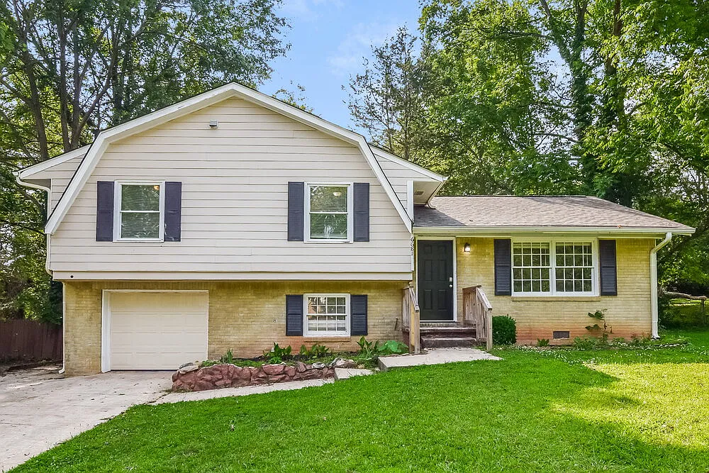 3 bed, 1.5 bath, 1525 sqft, $2,210 — Photo 1