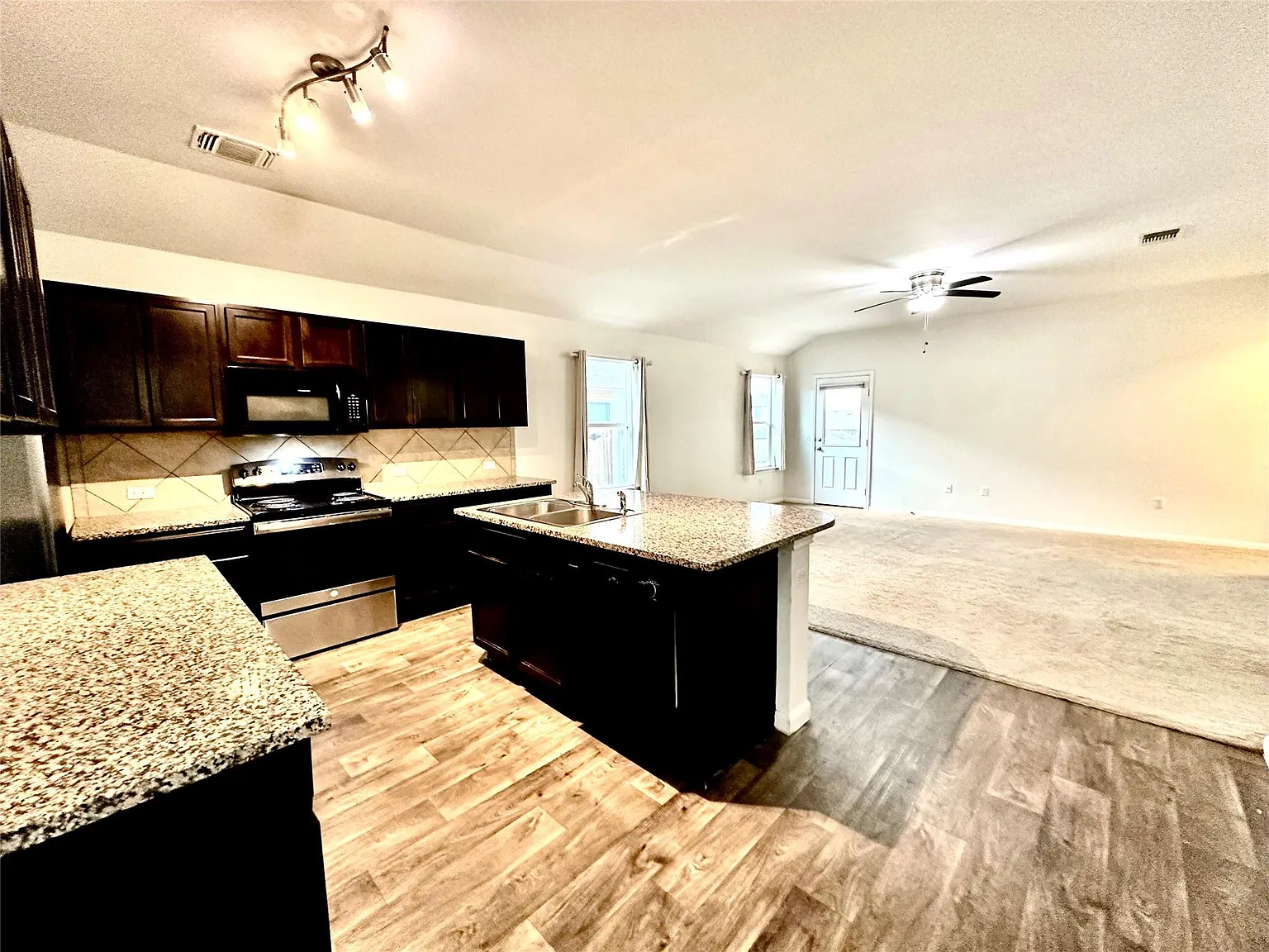 4 bed, 2.0 bath, 1641 sqft, $2,000 — Photo 3