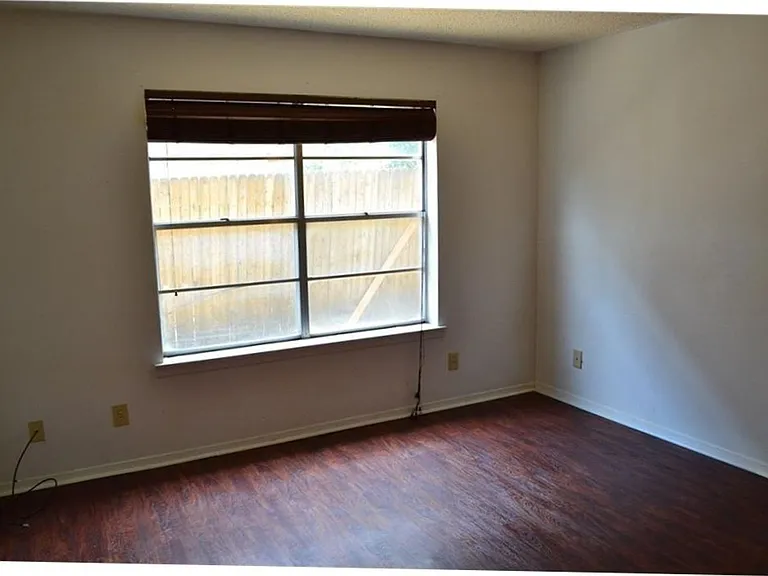 1107 N Locust St — Photo 16