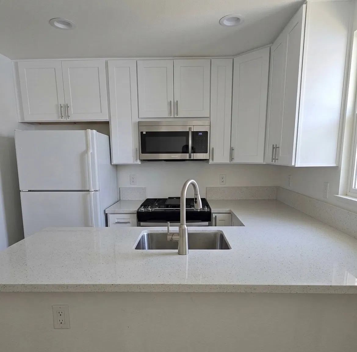 1 bed, 400 sqft, $1,800 — Photo 2