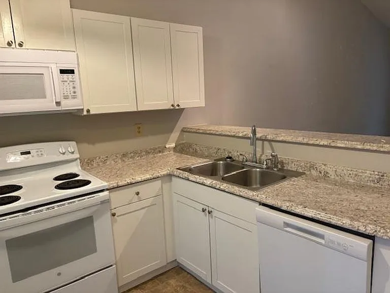 943 W Chatham St — Photo 12
