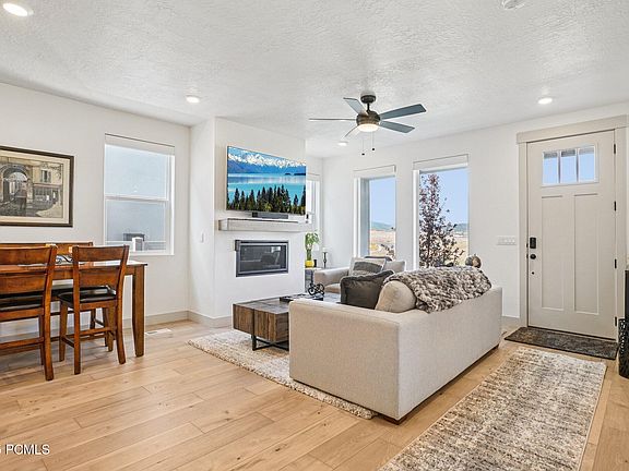 3rd image of 6852 Mountain Maple Dr