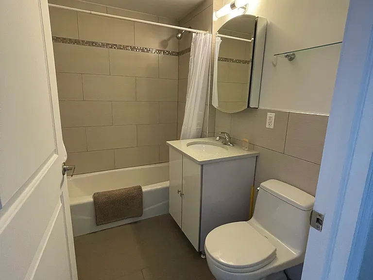 521 W 48th St #2D — Photo 4