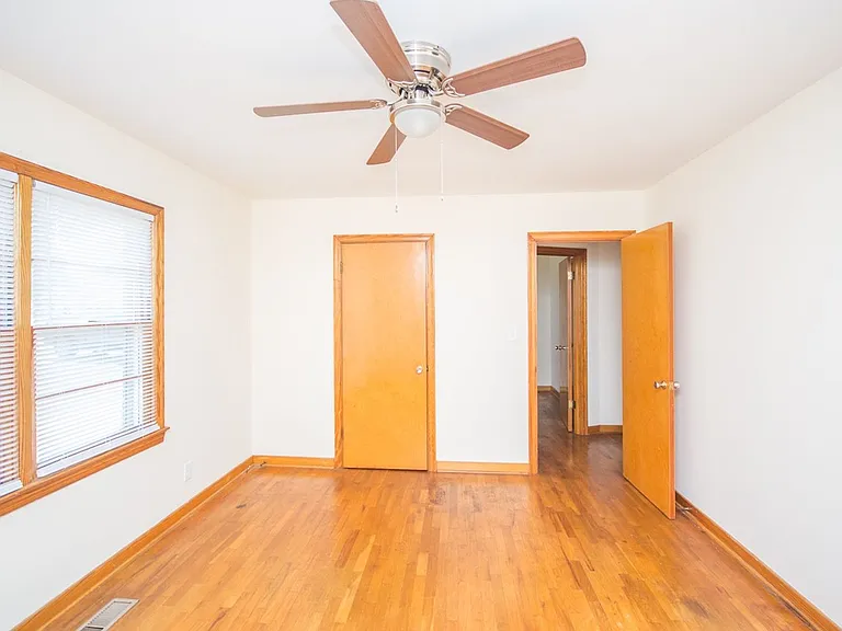 707 Hine St N — Photo 16