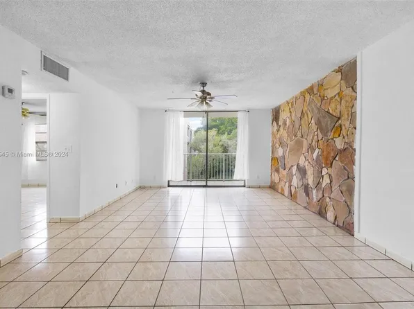 8405 NW 8th St APT 310, Miami, FL 33126