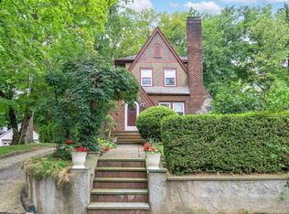 6 4th Rd, Great Neck, NY 11021