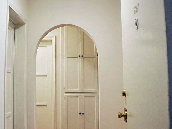 2nd image of 523 Glenrock Ave #527