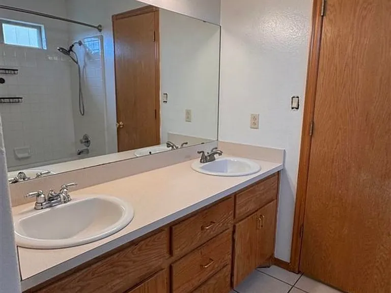 118 SE Churchill Way — Photo 10