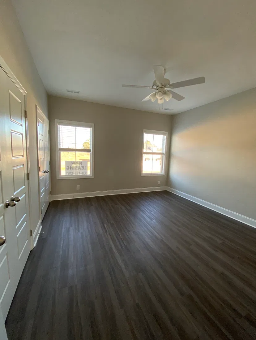 1040 Glenkirk Drive - E — Photo 4