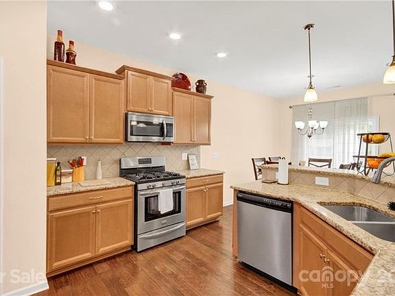 5th image of 110 Swamp Rose Dr