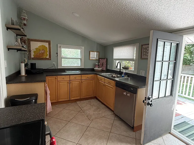 1409 E Gore St — Photo 7