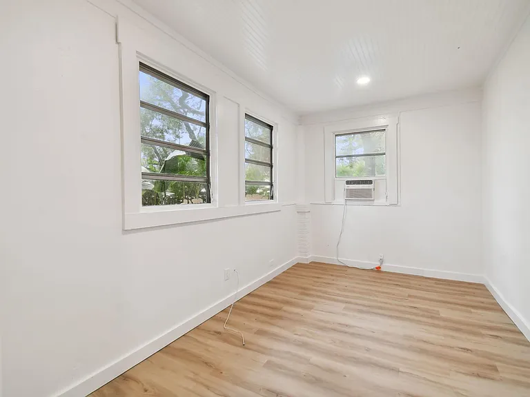 215 S Howard Ave #E — Photo 12