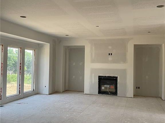4th image of 8865 N Poplar Ave