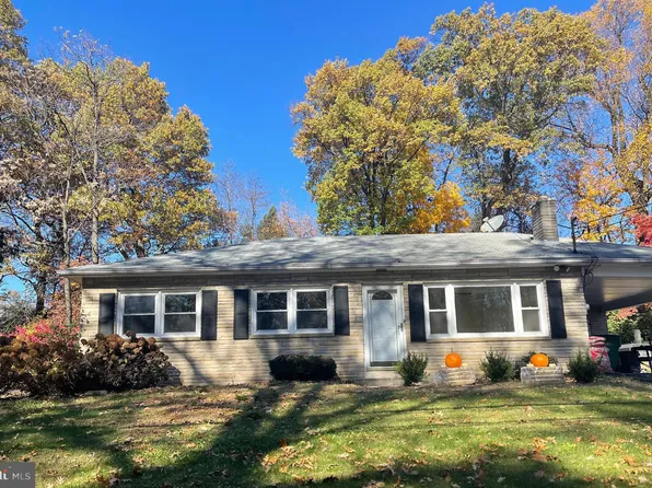 847 Twin Oaks Dr, Hummelstown, PA 17036