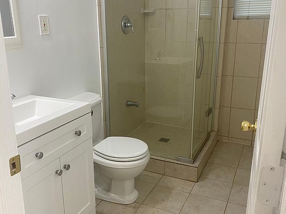Clean & Spacious Bathroom