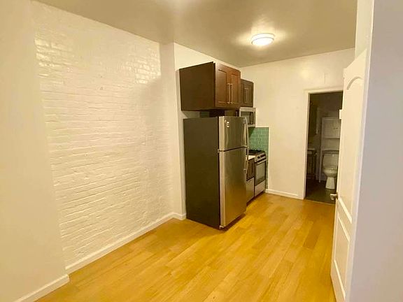 4th image of 226 E 3rd St #1F