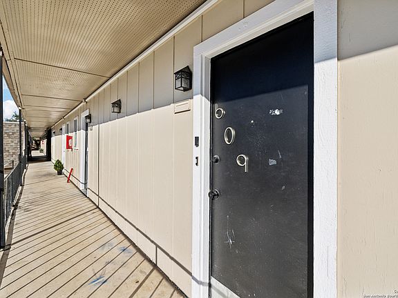 2nd image of 170 De Chantle UNIT 609
