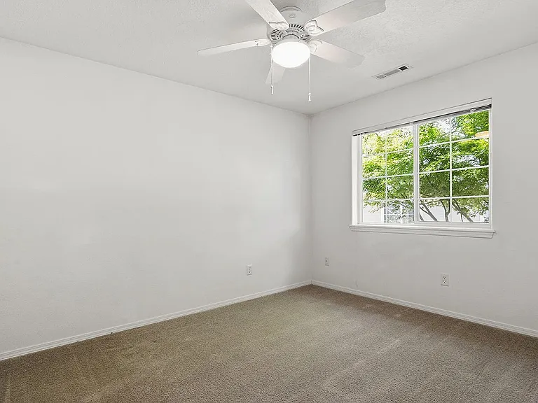 305 Blackberry Ct — Photo 8