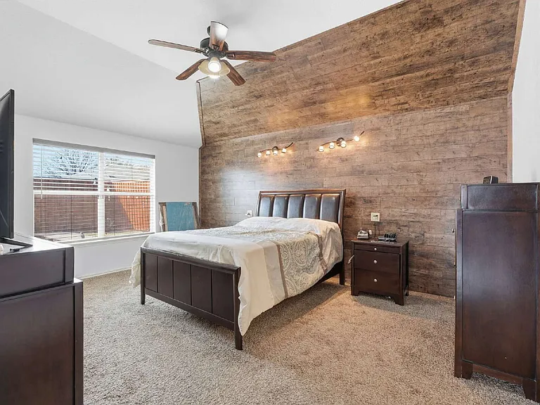 1039 Wood Brook Dr — Photo 3