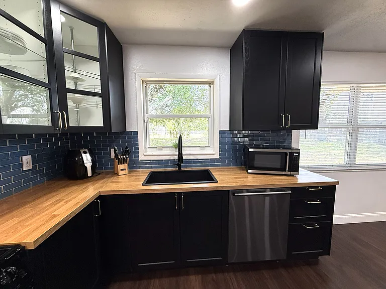 668 Hampton Dr NE — Photo 17