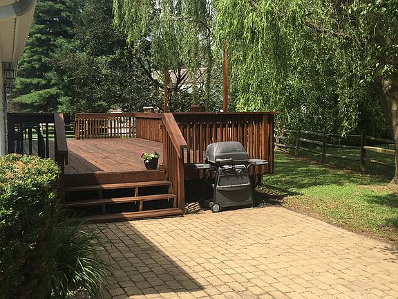 3rd image of 260 Heather Ct