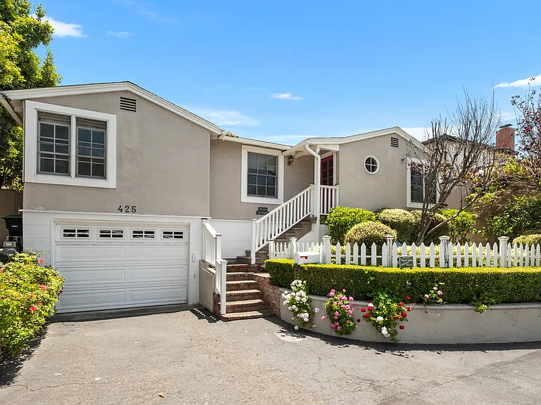 425 Graceland Dr — Photo 2