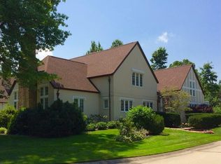 1052 Edgewater Ln, Lakewood, OH